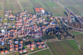 Vue aérienne de Rue principale à Walsheim dans le département Rhénanie-Palatinat, Allemagne