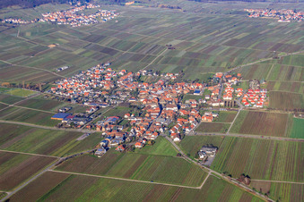 Vue aérienne de Vue du village viticole en hiver depuis le sud à Hainfeld dans le département Rhénanie-Palatinat, Allemagne