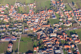 Vue aérienne de Centre du village avec route des vins en hiver depuis le sud à Hainfeld dans le département Rhénanie-Palatinat, Allemagne