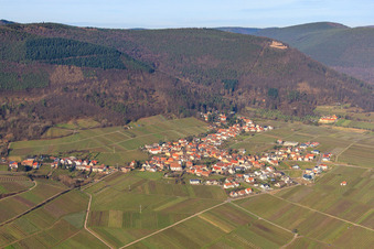 Vue aérienne de Vue du village depuis le sud-est à Weyher in der Pfalz dans le département Rhénanie-Palatinat, Allemagne