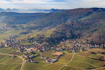 Vue aérienne de Village viticole en contrebas de la chapelle Sainte-Anne en hiver depuis le nord-est à Burrweiler dans le département Rhénanie-Palatinat, Allemagne