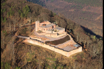 Vue aérienne de Ruines du château de Rietburg en hiver à Rhodt unter Rietburg dans le département Rhénanie-Palatinat, Allemagne