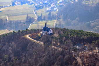 Vue aérienne de Chapelle Sainte-Anne sur l'Annaberg à Burrweiler dans le département Rhénanie-Palatinat, Allemagne