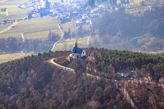 Vue aérienne de Chapelle Sainte-Anne sur l'Annaberg à Burrweiler dans le département Rhénanie-Palatinat, Allemagne