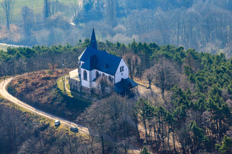 Vue oblique de Chapelle Sainte-Anne sur l'Annaberg à Burrweiler dans le département Rhénanie-Palatinat, Allemagne