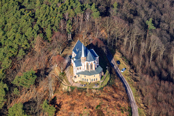 Chapelle Sainte-Anne sur l'Annaberg à Burrweiler dans le département Rhénanie-Palatinat, Allemagne depuis l'avion