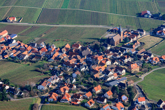 Vue aérienne de Route des vins avec l'église paroissiale de la Visitation de Marie à Burrweiler dans le département Rhénanie-Palatinat, Allemagne
