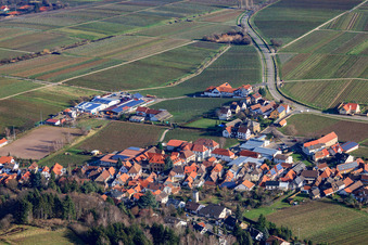 Vue aérienne de Vue du village viticole en hiver depuis l'ouest à Burrweiler dans le département Rhénanie-Palatinat, Allemagne