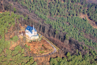 Chapelle Sainte-Anne sur l'Annaberg à Burrweiler dans le département Rhénanie-Palatinat, Allemagne vue du ciel