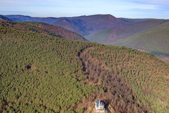 Vue aérienne de Cabane Sainte-Anne au-dessus de la chapelle Sainte-Anne sur l'Annaberg à Burrweiler dans le département Rhénanie-Palatinat, Allemagne