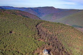 Vue aérienne de Cabane Sainte-Anne au-dessus de la chapelle Sainte-Anne sur l'Annaberg à Burrweiler dans le département Rhénanie-Palatinat, Allemagne