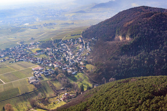 Vue aérienne de Vue du village viticole en hiver depuis le nord à Frankweiler dans le département Rhénanie-Palatinat, Allemagne