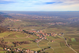 Vue aérienne de Vue du village viticole en hiver depuis le sud-ouest à Burrweiler dans le département Rhénanie-Palatinat, Allemagne