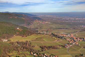 Vue aérienne de Village viticole sous la chapelle Sainte-Anne en hiver depuis le sud-ouest à Burrweiler dans le département Rhénanie-Palatinat, Allemagne