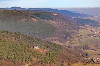 Vue aérienne de Chapelle Sainte-Anne en hiver sur l'Annaberg depuis le sud à Burrweiler dans le département Rhénanie-Palatinat, Allemagne
