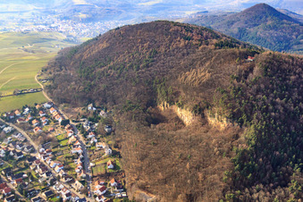 Vue aérienne de Ringelsberghütte au-dessus des falaises calcaires à Frankweiler dans le département Rhénanie-Palatinat, Allemagne