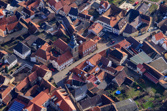 Vue aérienne de Église protestante Frankweiler à Weinstr à Frankweiler dans le département Rhénanie-Palatinat, Allemagne