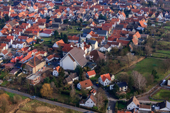Vue aérienne de Église Saint-Joseph à Offenbach an der Queich dans le département Rhénanie-Palatinat, Allemagne