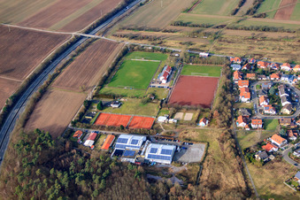 Vue aérienne de Installations sportives du Tennis Club Lingenfeld et du TSV 03 Lingenfeld eV à Lingenfeld dans le département Rhénanie-Palatinat, Allemagne