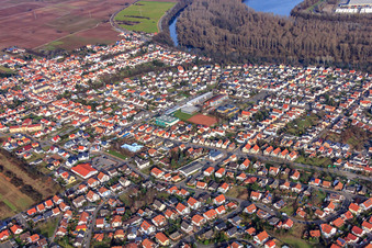 Vue aérienne de Piscine couverte du VG Lingenfeld à l'école primaire Lingenfeld et au collège plus Lingenfeld à Lingenfeld dans le département Rhénanie-Palatinat, Allemagne