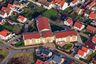 Vue aérienne de Centre pour personnes âgées Haus Edelberg Lingenfeld à Duffeler Ring à Lingenfeld dans le département Rhénanie-Palatinat, Allemagne
