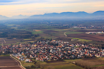 Vue aérienne de Vue du village en hiver depuis l'est à Zeiskam dans le département Rhénanie-Palatinat, Allemagne