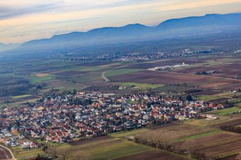 Vue aérienne de Vue du village en hiver depuis l'est à Zeiskam dans le département Rhénanie-Palatinat, Allemagne