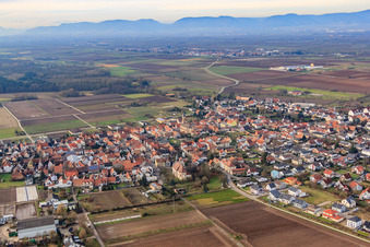 Vue aérienne de Au jardin paroissial avec Saint Barthélemy à Zeiskam dans le département Rhénanie-Palatinat, Allemagne