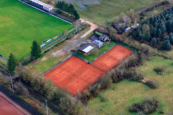Vue aérienne de Terrains de sport du TC '86 Zeiskam eV à Zeiskam dans le département Rhénanie-Palatinat, Allemagne