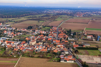 Vue aérienne de Vue du village en hiver depuis l'ouest à Knittelsheim dans le département Rhénanie-Palatinat, Allemagne
