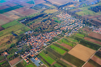 Vue aérienne de Vue d'ensemble du village en hiver depuis le sud à Winden dans le département Rhénanie-Palatinat, Allemagne