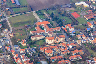 Vue aérienne de Fondation St. Paulus Herxheim et Centre de soutien Caritas St. Laurentius et Paulus à Herxheim bei Landau dans le département Rhénanie-Palatinat, Allemagne