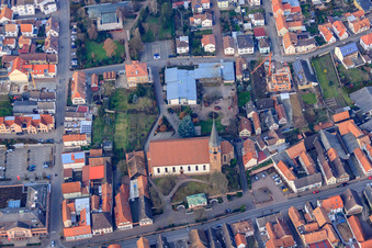 Vue aérienne de Église Sainte-Marie-Assomption sur la rue principale à Herxheim bei Landau dans le département Rhénanie-Palatinat, Allemagne