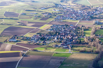 Vue des rues et des maisons dans les quartiers résidentiels à le quartier Ingenheim in Billigheim-Ingenheim dans le département Rhénanie-Palatinat, Allemagne vue d'en haut