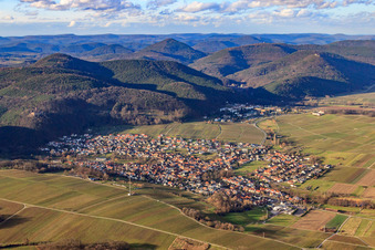 Vue aérienne de Village viticole en hiver au bord du Haardt depuis le sud-est à Klingenmünster dans le département Rhénanie-Palatinat, Allemagne