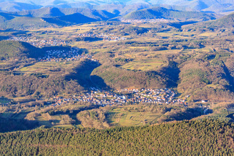 Vue aérienne de Village de la forêt du Palatinat en hiver vu du sud à Silz dans le département Rhénanie-Palatinat, Allemagne