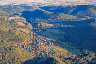 Vue aérienne de Village de la forêt du Palatinat en hiver vu de l'est à Vorderweidenthal dans le département Rhénanie-Palatinat, Allemagne