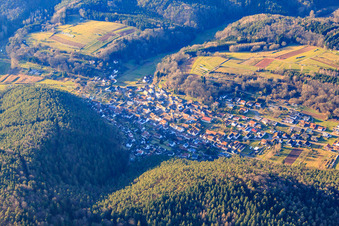 Vue aérienne de Village de la forêt du Palatinat en hiver vu de l'est à Vorderweidenthal dans le département Rhénanie-Palatinat, Allemagne