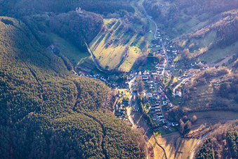 Erlenbach, château de Berwartstein à Erlenbach bei Dahn dans le département Rhénanie-Palatinat, Allemagne vue du ciel