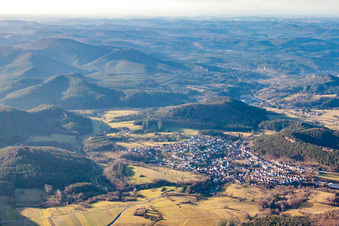 Vue aérienne de De l'est à Busenberg dans le département Rhénanie-Palatinat, Allemagne