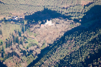 Erlenbach, château de Berwartstein à Erlenbach bei Dahn dans le département Rhénanie-Palatinat, Allemagne du point de vue du drone