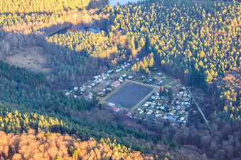 Vue aérienne de Camping nature « Am Berwartstein » en hiver à Erlenbach bei Dahn dans le département Rhénanie-Palatinat, Allemagne