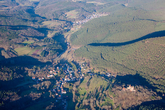 Photographie aérienne de Erlenbach, château de Berwartstein à Erlenbach bei Dahn dans le département Rhénanie-Palatinat, Allemagne