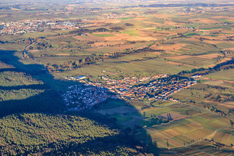 Vue aérienne de Village viticole en hiver au bord du Haardt depuis le sud-ouest à Oberotterbach dans le département Rhénanie-Palatinat, Allemagne
