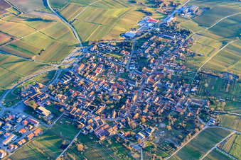 Vue aérienne de Ville viticole en hiver vue du nord-ouest à le quartier Schweigen in Schweigen-Rechtenbach dans le département Rhénanie-Palatinat, Allemagne