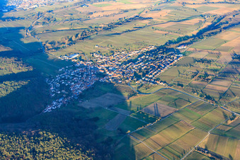 Vue aérienne de Ville viticole en hiver vue du sud-ouest à Oberotterbach dans le département Rhénanie-Palatinat, Allemagne