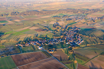 Vue aérienne de Vue du village depuis l'ouest à Oberhausen dans le département Rhénanie-Palatinat, Allemagne