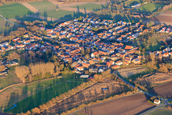 Vue aérienne de Vue du village depuis le sud-ouest en hiver à Barbelroth dans le département Rhénanie-Palatinat, Allemagne