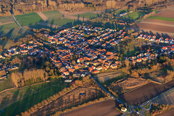 Vue aérienne de Vue du village depuis le sud-ouest en hiver à Barbelroth dans le département Rhénanie-Palatinat, Allemagne