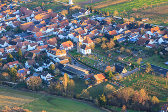 Vue aérienne de Cimetière et manifestation. Église à Winden dans le département Rhénanie-Palatinat, Allemagne